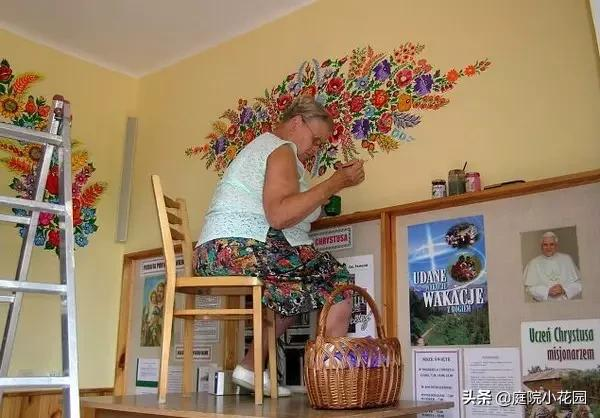 她們把鮮花種在牆上，一不小心這個村莊就美成了童話