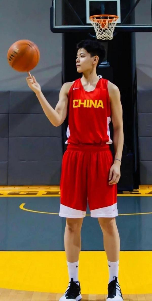 中國女籃出征貝爾格萊德，陣容有變化，暗示什麼意圖