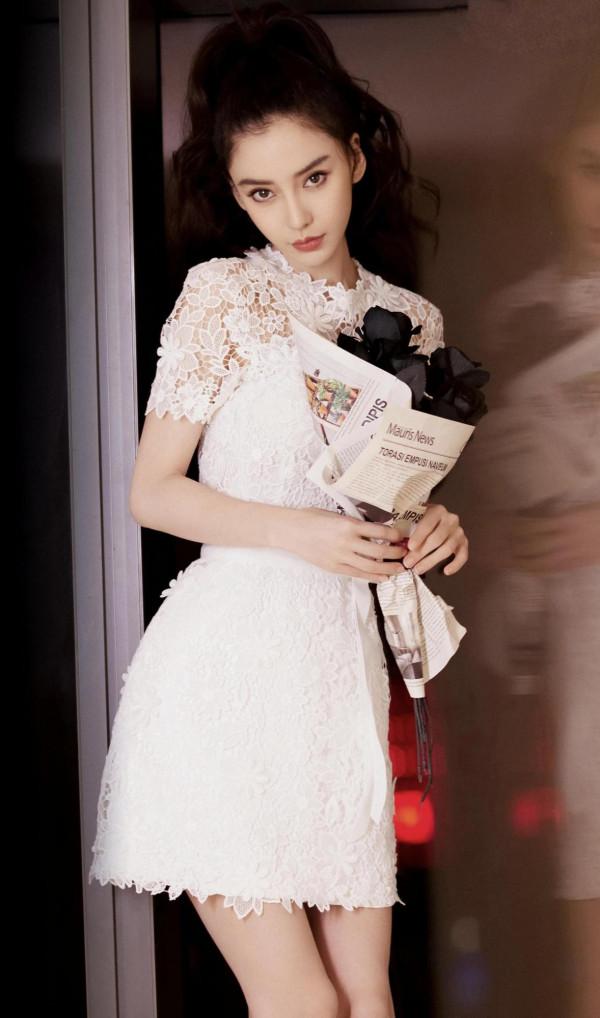 楊穎白裙代言香水