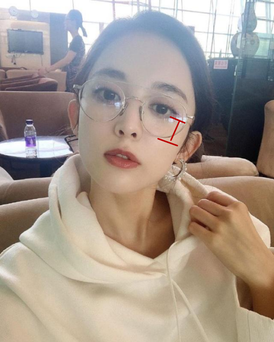 戴眼鏡就不能化妝了嗎?“眼鏡妝”瞭解一下,簡單又好看 戴眼鏡就不能化妝了嗎?“眼鏡妝”瞭解一下,簡單又好看