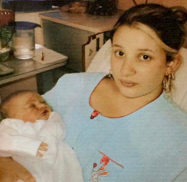 美女33歲當上外婆,是英國最年輕的外婆;很多人一看照片都以為她是孩子媽,16歲時生下女兒 美女33歲當上外婆,是英國最年輕的外婆;很多人一看照片都以為她是孩子媽,16歲時生下女兒