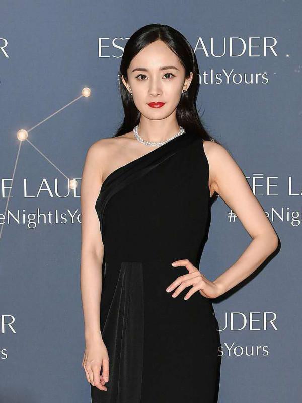 楊冪雪莉同框,同穿黑色長裙,氣場卻差這麼多? 楊冪雪莉同框,同穿黑色長裙,氣場卻差這麼多?