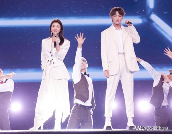 劉濤當主持“上癮”，穿波點裙主持節目，43歲扎馬尾比哥哥還搶鏡