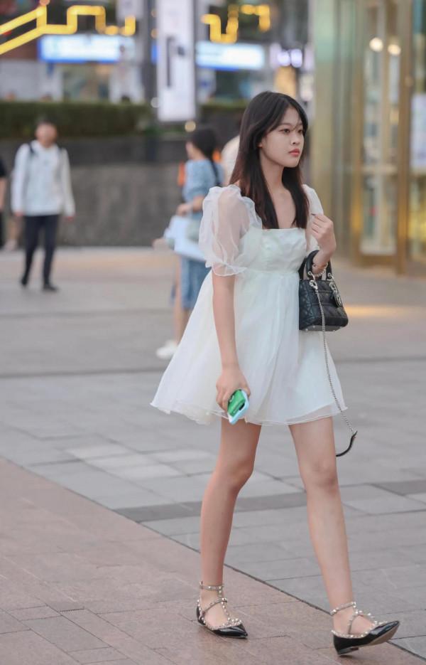 看街拍 學搭配：15組Dior 戴妃包穿搭示範 哪套最吸睛？