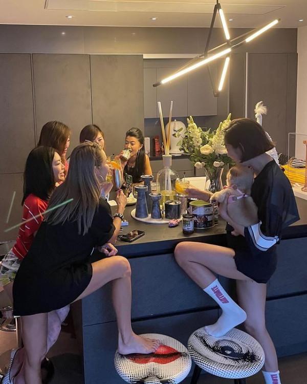 冼米嫂情人節低調發文：希望一家人平安，配圖也沒有玫瑰花