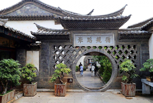 雲南有一名宅，走向坐南朝北，院落層出內雅外秀，古韻十足