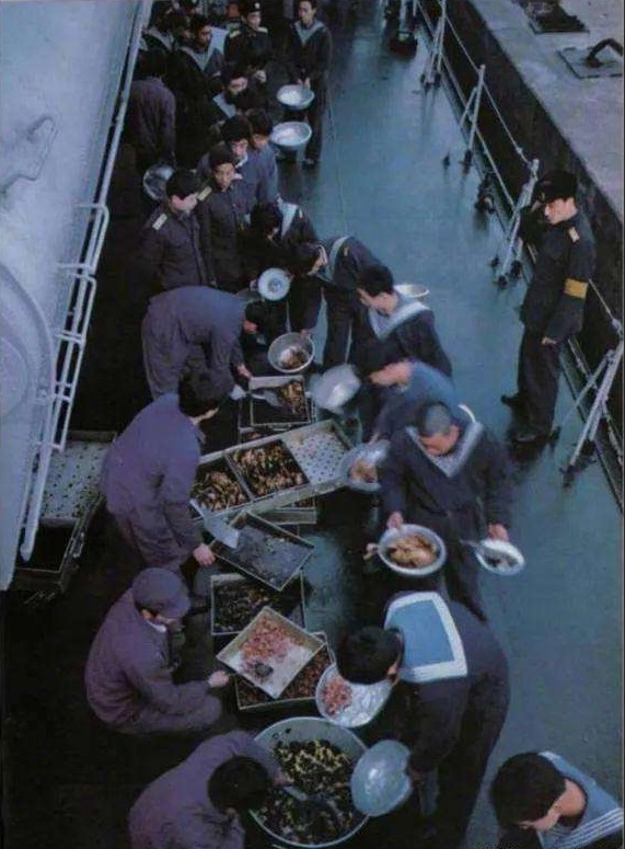 055大驅南昌號餐譜曝光！1天14道菜天天不重樣，鮑魚螃蟹全是硬菜