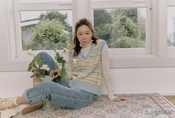 孔孝真最新照片釋出，各種保暖單品齊上陣，時尚感一點不輸小年輕