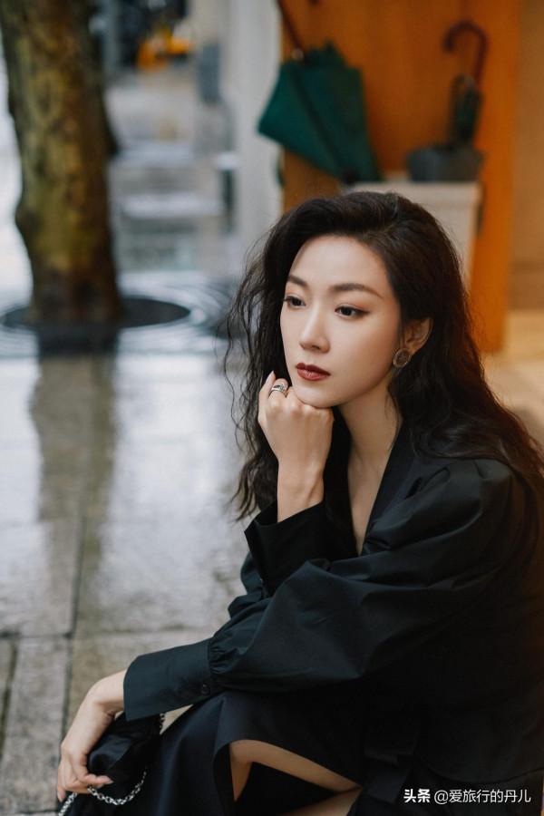 菅紉姿一襲黑色穿搭氣質滿滿，高階感十足