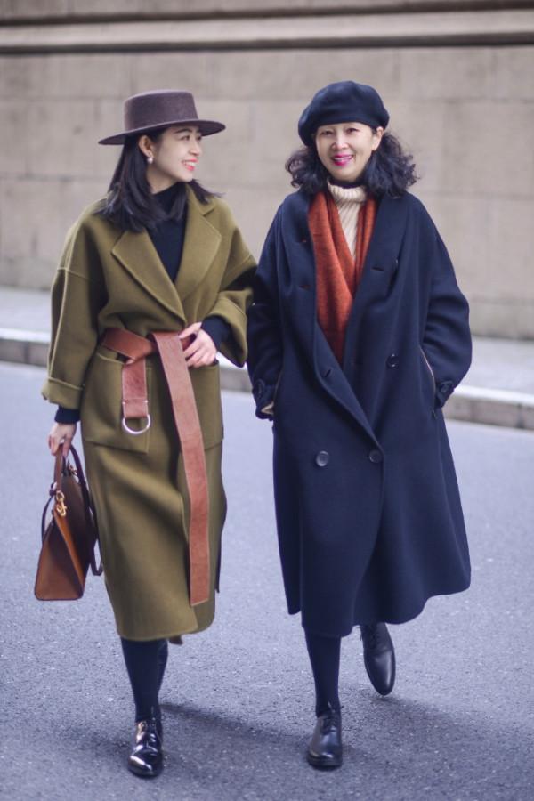 60歲媽媽比女兒會穿，秋天“大衣+毛衣”，越老越洋氣優雅