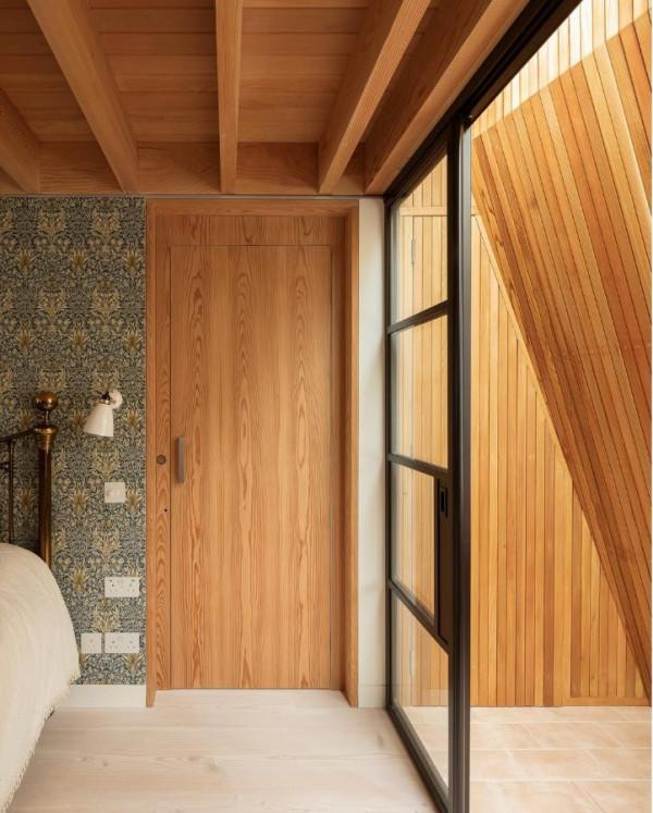 分享一間明亮住宅，僅格子窗與樓梯就圈粉無數，太有品味了