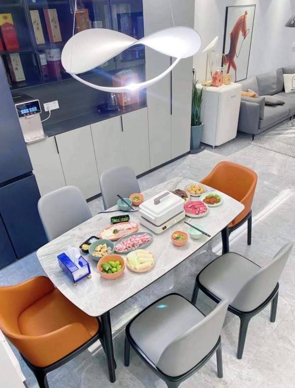 90後夫婦家的名場面，硬裝&OpenCurlyDoubleQuote;簡單化&rdquo;空間翻倍，實在太會佈置了