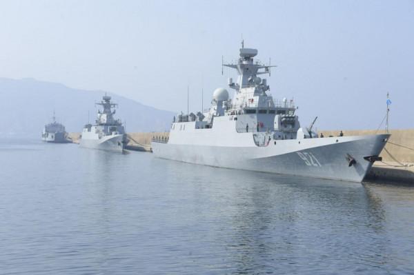 有錢任性！護衛艦、登陸艦、潛艇齊亮相，用錢砸出一支海軍來