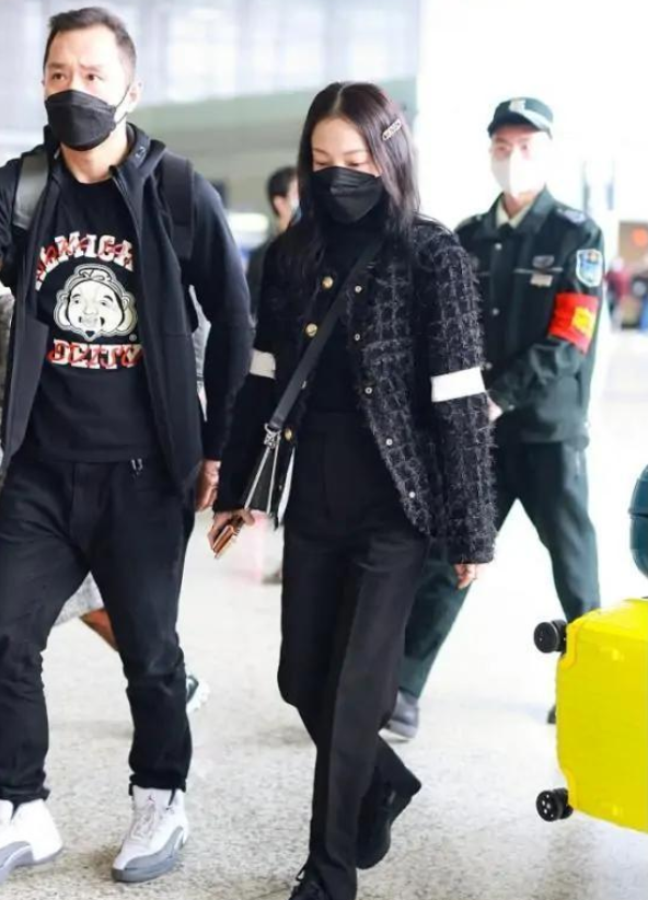 張韶涵瘦成“竹竿人”了，穿針織開衫配修身褲，16寸腰圍太驚豔