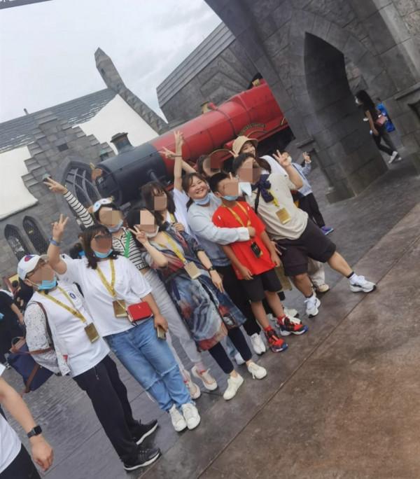 賈玲張小斐逛遊樂園!和路人拍大合照沒架子,後者太瘦撐不起衣服 賈玲張小斐逛遊樂園!和路人拍大合照沒架子,後者太瘦撐不起衣服