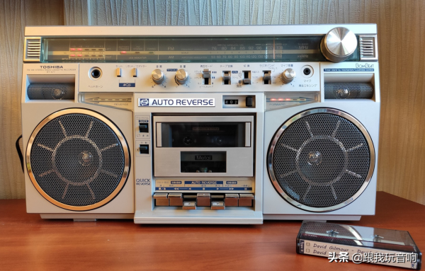 TOSHIBA 東芝 80代推出的FM/AM調幅立體聲收音機、卡帶錄音機RT-S77