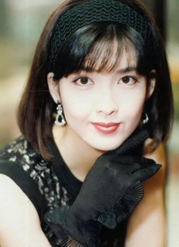 照片雖然陳舊發黃，依然珍貴的記錄下周慧敏的青春美麗