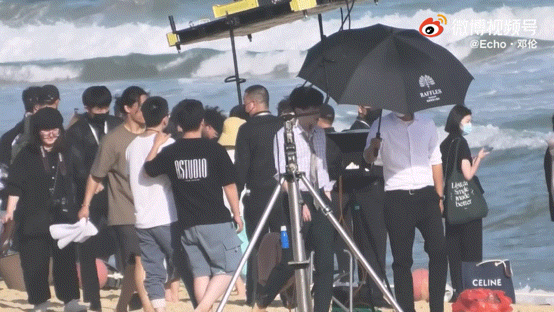 GQ盛典上最尷尬的8位明星，關曉彤造型被嘲，鄧倫、金晨重逢舊愛