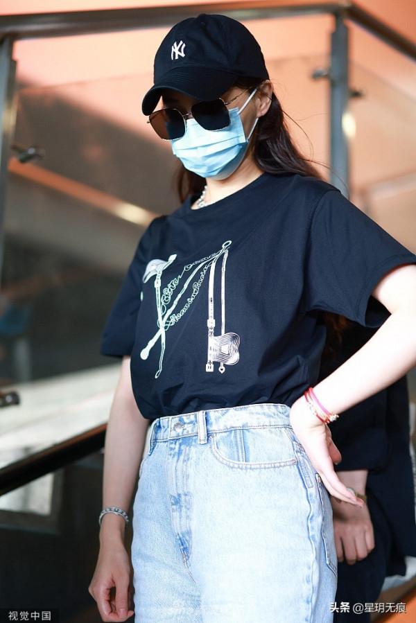 唐嫣戴棒球帽穿T恤休閒青春 穿破洞牛仔褲大步流星顯腿長