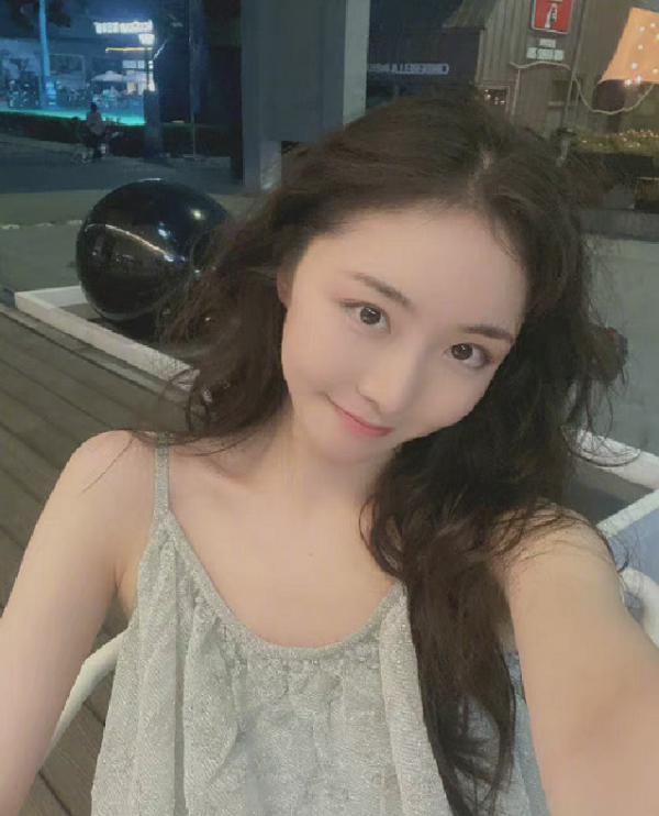 霍姓藝人現狀曝光,時隔一個多月首次出門,帽子不敢摘怕被認出 霍姓藝人現狀曝光,時隔一個多月首次出門,帽子不敢摘怕被認出