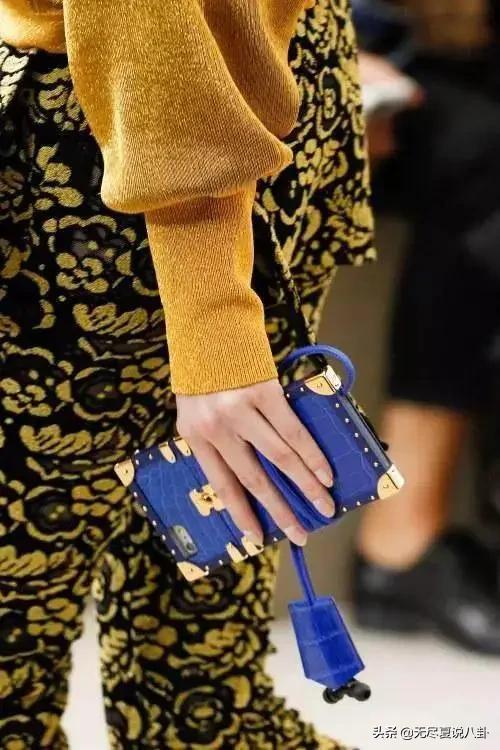 盤點女明星們比手機還貴的手機殼,從幾千到幾萬都有 盤點女明星們比手機還貴的手機殼,從幾千到幾萬都有