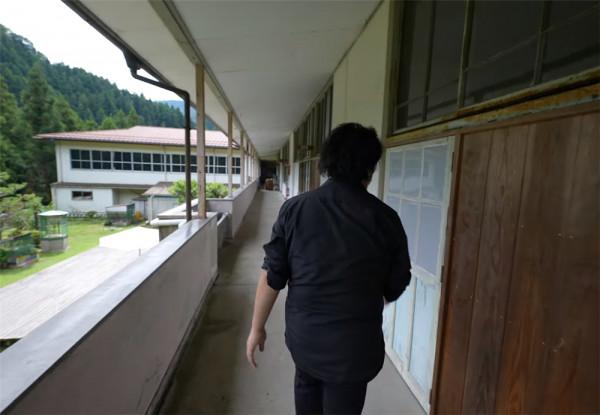 80後的他買下廢棄學校，獨居的日子一過就是7年，雖孤獨卻很自由