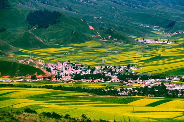 青海與甘肅交界，有座寶藏小縣城，幾乎包攬了兩地最美的風景