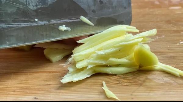 炒豬血時，切記不要直接下鍋炒，學會這樣做，豬血鮮香嫩滑無腥味