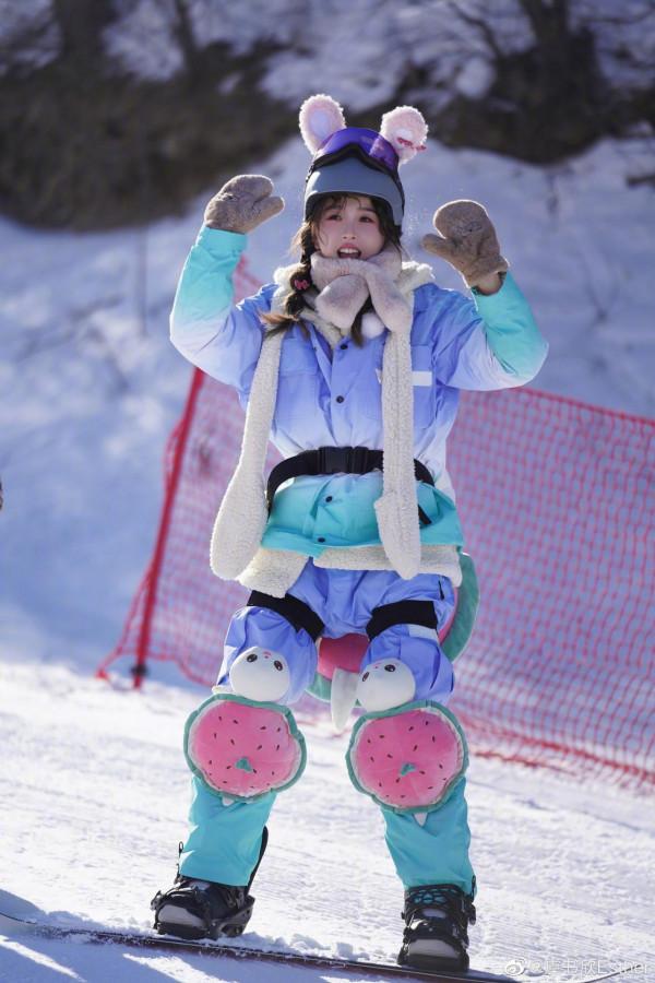 虞書欣曬滑雪照，少女感穿搭俏皮又可愛