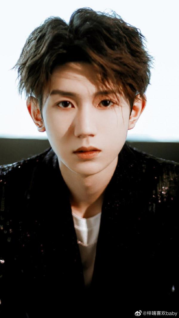 王源復古摩登造型大片明日創作計劃召集人