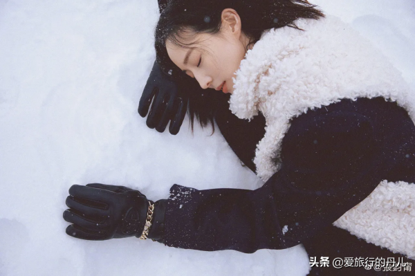 張鈞蜜雪地拍美照，身穿黑色大衣戴白色毛絨圍巾，溫柔又甜美