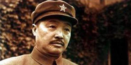 1975年賀龍骨灰安放儀式，總理連鞠七個躬，拉著薛明說：我來晚了