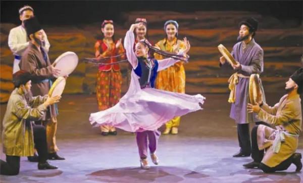 《月中嫦娥舞蹁躚》