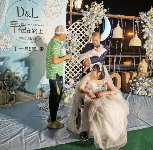 7年前,廣西男子身揣200塊,騎車帶絕症女友窮遊,如今結局很圓滿 7年前,廣西男子身揣200塊,騎車帶絕症女友窮遊,如今結局很圓滿