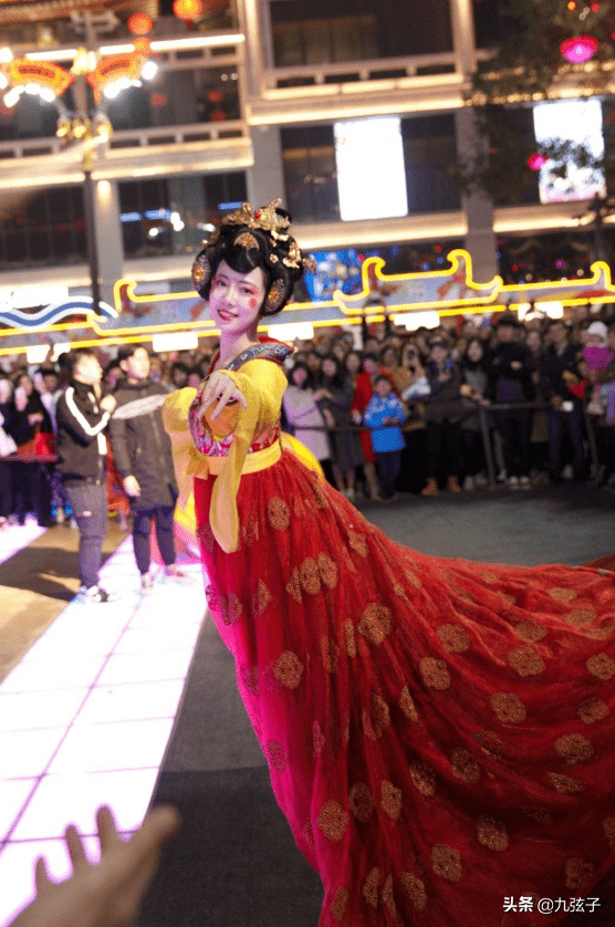 從不倒翁表演到火遍全網，憑一人之力帶火一座城，馮佳晨經歷了啥