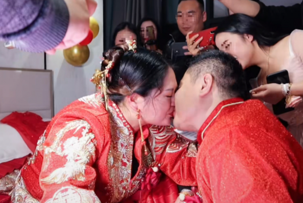 恭喜！橫店網紅大咖十三哥米飯妹大婚，大衣哥送祝福，眾網紅捧場