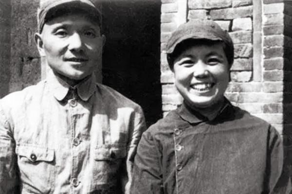 2009年，鄧小平夫人卓琳在京逝世，隔天清晨鄧家大院門口擺滿花圈