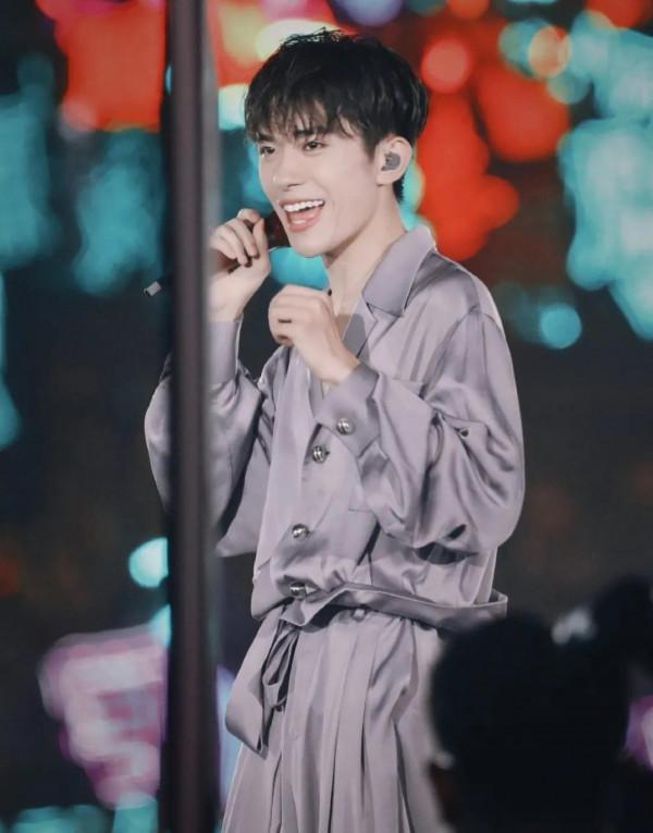 週五的快樂是來自易烊千璽弟弟的美貌暴擊