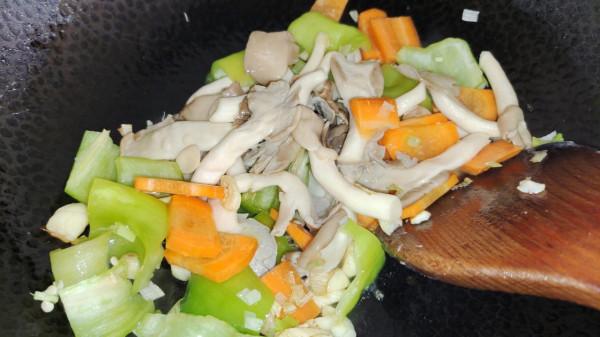 炒肉時，記住“1切3抓”技巧，不管炒什麼肉都滑嫩，好吃又實用