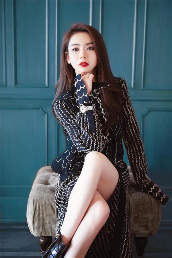 女神戚薇驚豔時光寫真集