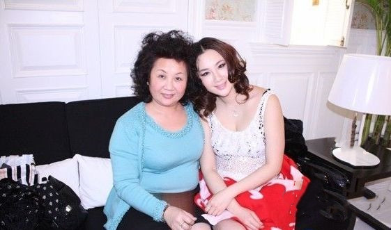 39歲晶女郎孟瑤曬&OpenCurlyDoubleQuote;30年以後的道具照&rdquo;，被粉絲誇像極了母親