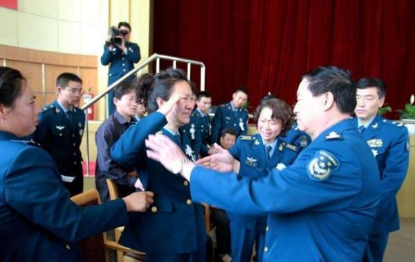 馮思廣：飛機故障他拒絕跳傘，1.1秒救下4000多人，追悼會補婚禮