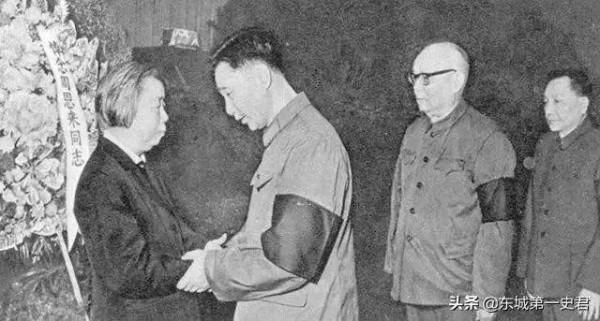 1976年1月8日，敬愛的周總理與世長辭，他一生為國為民，鞠躬盡瘁