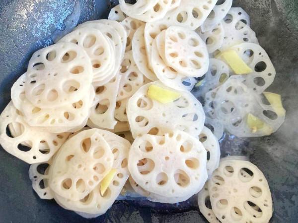 大魚大肉吃多了,我都會搭配個荷塘小炒,清脆爽口特別解膩 大魚大肉吃多了,我都會搭配個荷塘小炒,清脆爽口特別解膩