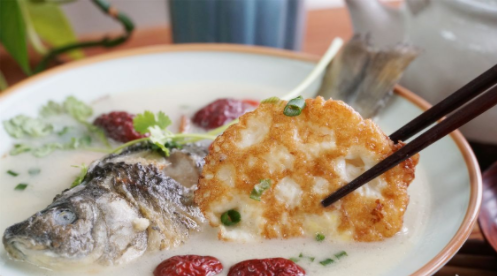 寒冷的冬天，來一碗鮮美滋補的魚湯，營養又驅寒！是怎麼做的啦？