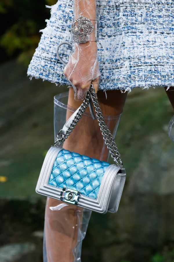 女生第一個大牌包包怎麼選？這30款揹包十年都不過時