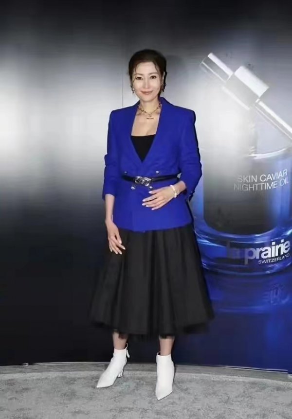 李嘉欣也難逃中年發福，穿西裝勒腰帶腰圍粗一圈，好在氣質夠出眾