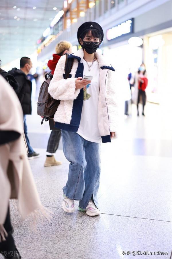 街拍:海陸白色羔羊絨短外套,軟軟糯糯宛若糯米糰子 街拍:海陸白色羔羊絨短外套,軟軟糯糯宛若糯米糰子