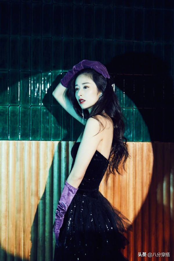 瘦下來的穎兒氣質真不賴，黑色禮服配絲絨手套，化身復古名媛