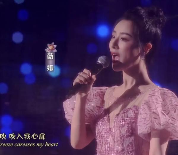 中秋晚會：周深背影好絕，撒貝南唱歌憋笑，劉詩詩對不起這身衣服